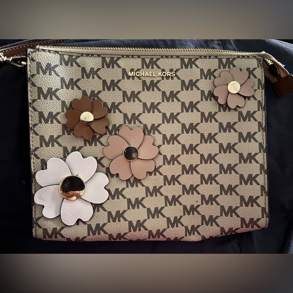🌺Rare🌺 Michael Kors Floral Appliqué Limited Edition Clutch - Picture 2 of 12